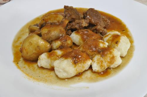 Kapucínský guláš s krupicovými noky – Snadné recept z Česko kuchyně, hotový za 45 - 60 minut